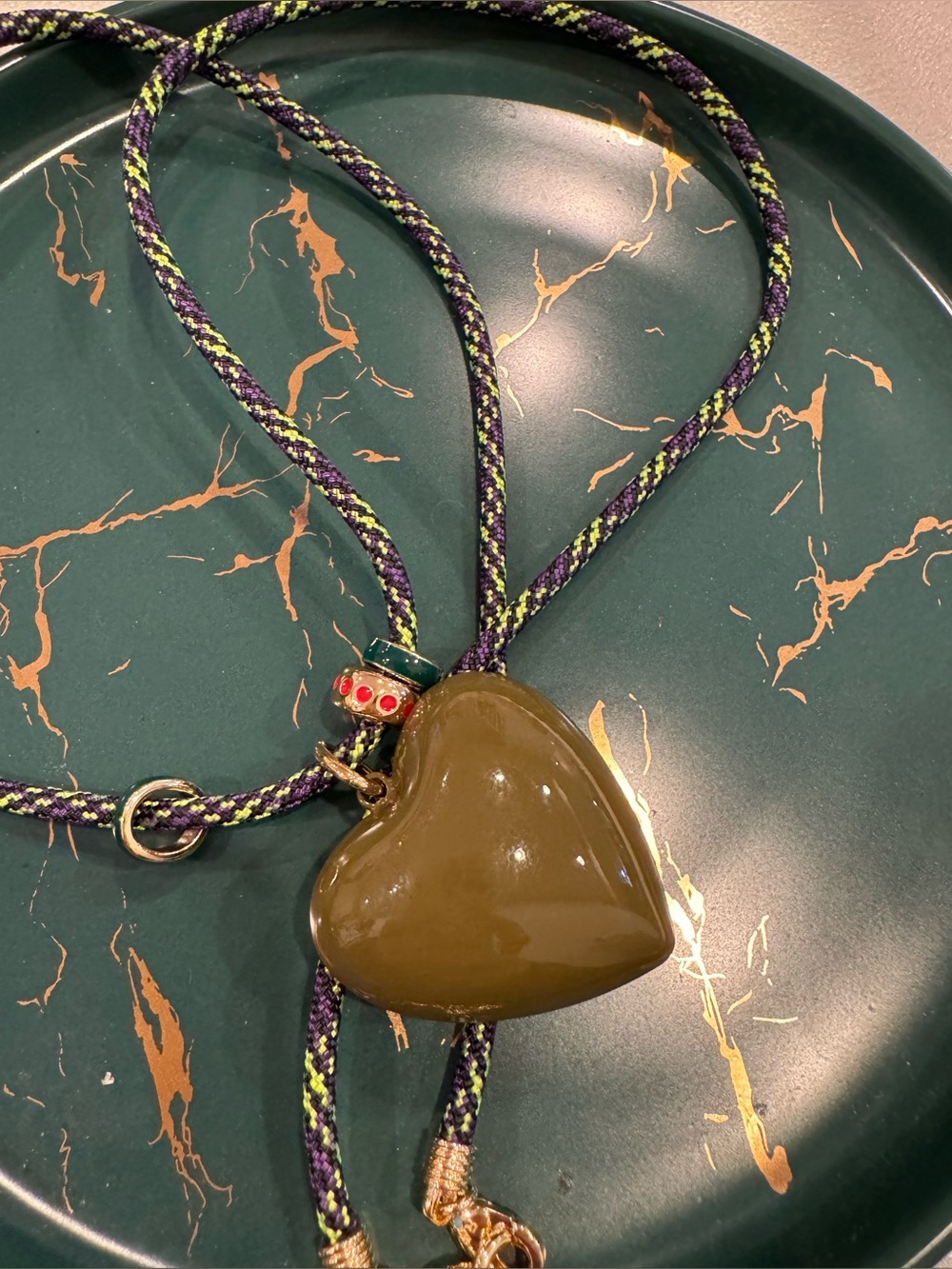 Roxanne Assoulin The Happy Cord Charm Necklace Gold green - Picture 2 of 2